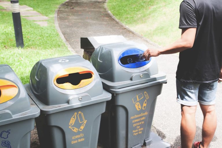 Polacy deklarują,  że segregują śmieci