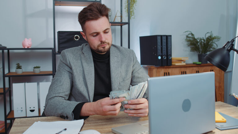 Zarabiamy coraz więcej i zaczynamy odkładać pieniądze