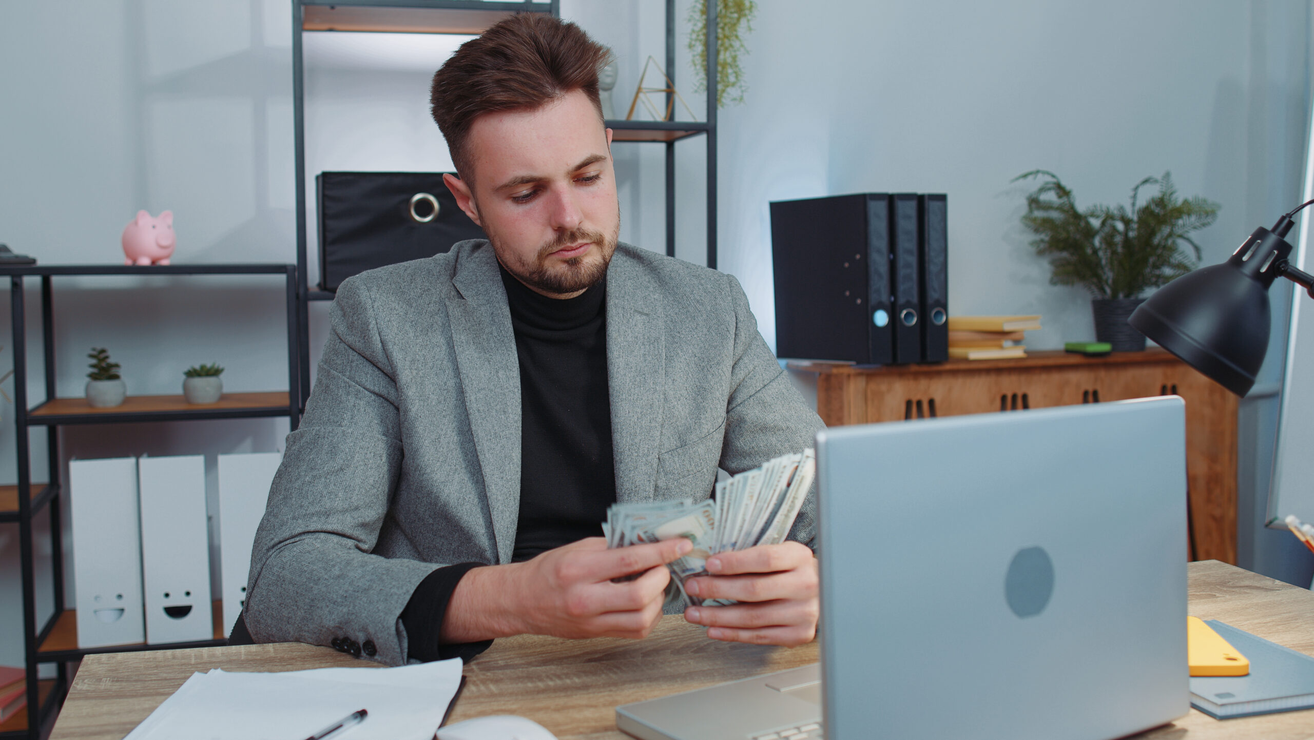 Zarabiamy coraz więcej i zaczynamy odkładać pieniądze