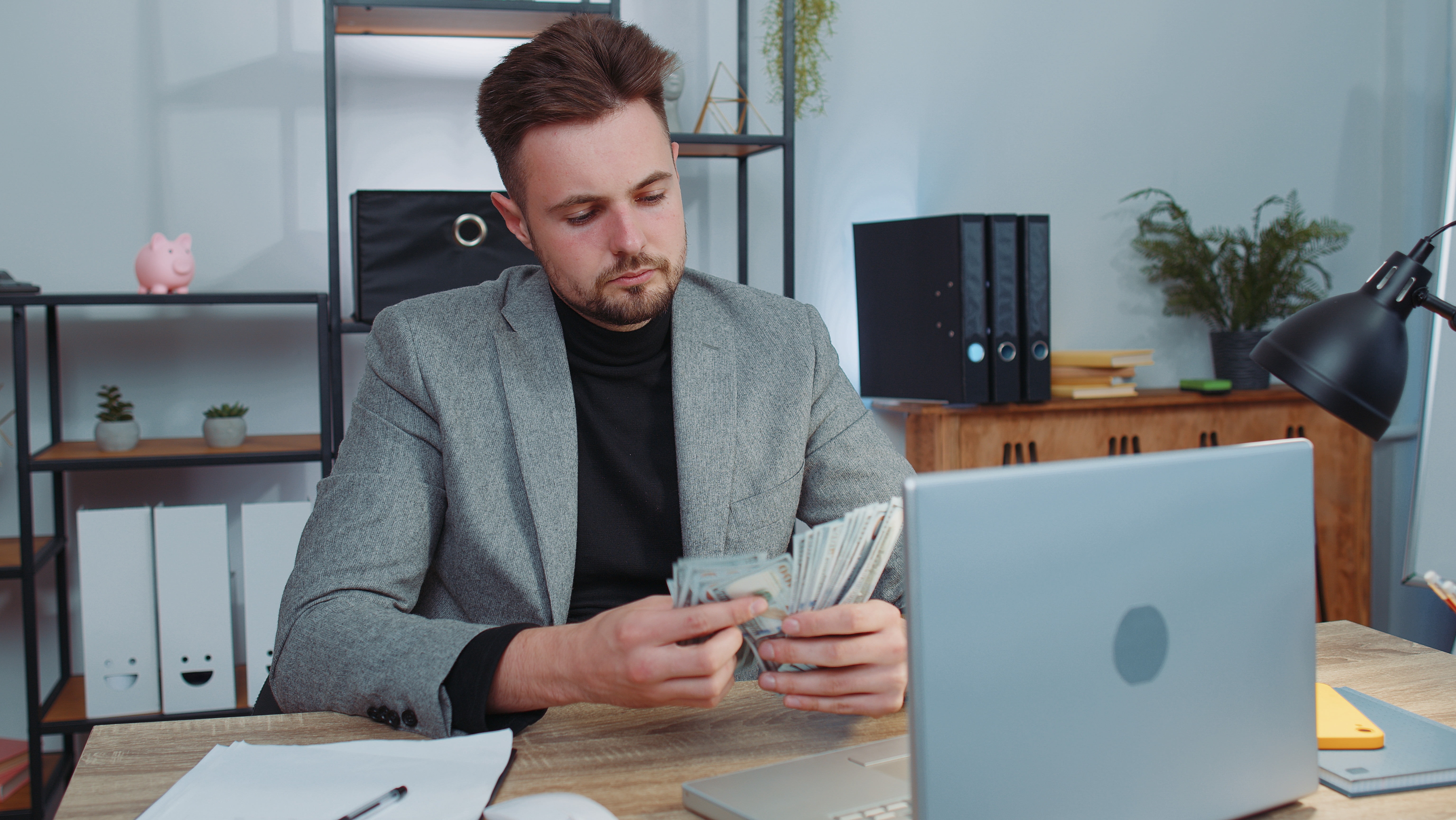 Zarabiamy coraz więcej i zaczynamy odkładać pieniądze